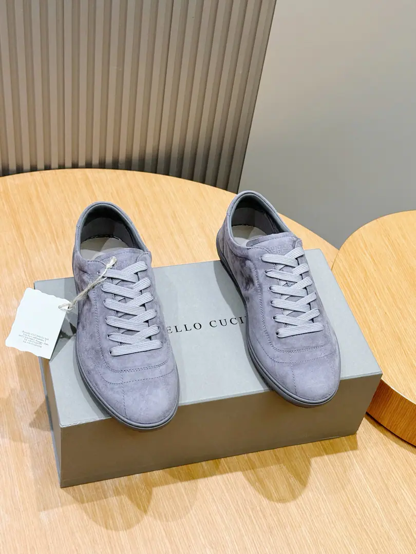 BRUNELLO CUCINELLI Sports shoes The selection of the material and the craft is a fine blend of the lightly geled shoes., A light-weighted and flexible feature.. The shoes are made of fuzzy leather., The display of irregular texture and changing light highlights the seasonal colour.. Super-soft structure combined with light rubber soles., The plastic is a nice shoe., It's easy to fit in with a variety of settings.. The fur is a fume., Stylish leather., A little bit of a flash on the surface.. The shoes are lined with soft leather.. Size:39-44（38.45 46Do it.）