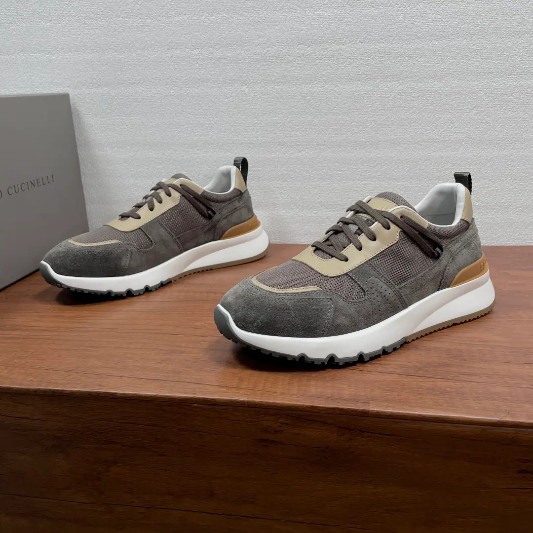 Brunello Cucinelli （AbbreviationsBC）New man's leisure sports shoes. This sneakers are made of a velvet-faced cow leather and a cow-side shoe., The shoes are tight and stunned., It's a great comfort and air-breathing.. Shoe tongues with leather and silk marks.logoLetter logo, The back heel is tied with a weasel shoe., It's a combination of the two-coloured rubber floor., Inside the fabric., Aerobic shoe cushions for micro-hole processes, The upper foot is comfortable., Full packaged dustproof bags！ Codes: 39-40-41-42-43-44（38/45/46- It's a deal.）