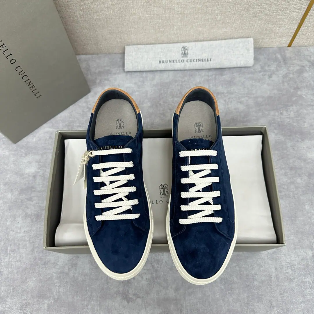BCHome. Brunello Cucinell* Fly-stale shoes. Official sales price RMB, New man's leisure shoes.🆕 The fabric of the sneakers is made from Italian import of silk-lighted fur., I'm in the spirit of the Retro., Make them a nice, long-shoeed shoe.. The velvet is smooth on the face of round-headed shoes., Inside is a light brown little cow hide., No coloring., No slides., I'm not bored with sweat.！Brand-specific.logoOne-bed-a-part-a-part-a-legged., It's got a real skin and a half fork down there., It's luxury to see.！It's a very light match., High, Environmentally friendly natural rubber soles., It's softer and more comfortable on your feet.！It's very light and flexible., The rubber soles ensure comfort and safety.. Shoes boxes are original drawer-style., Shoes and shoes.！ Standard leather shoe code number: 39-44# （38.45.46Do it.）Dollar