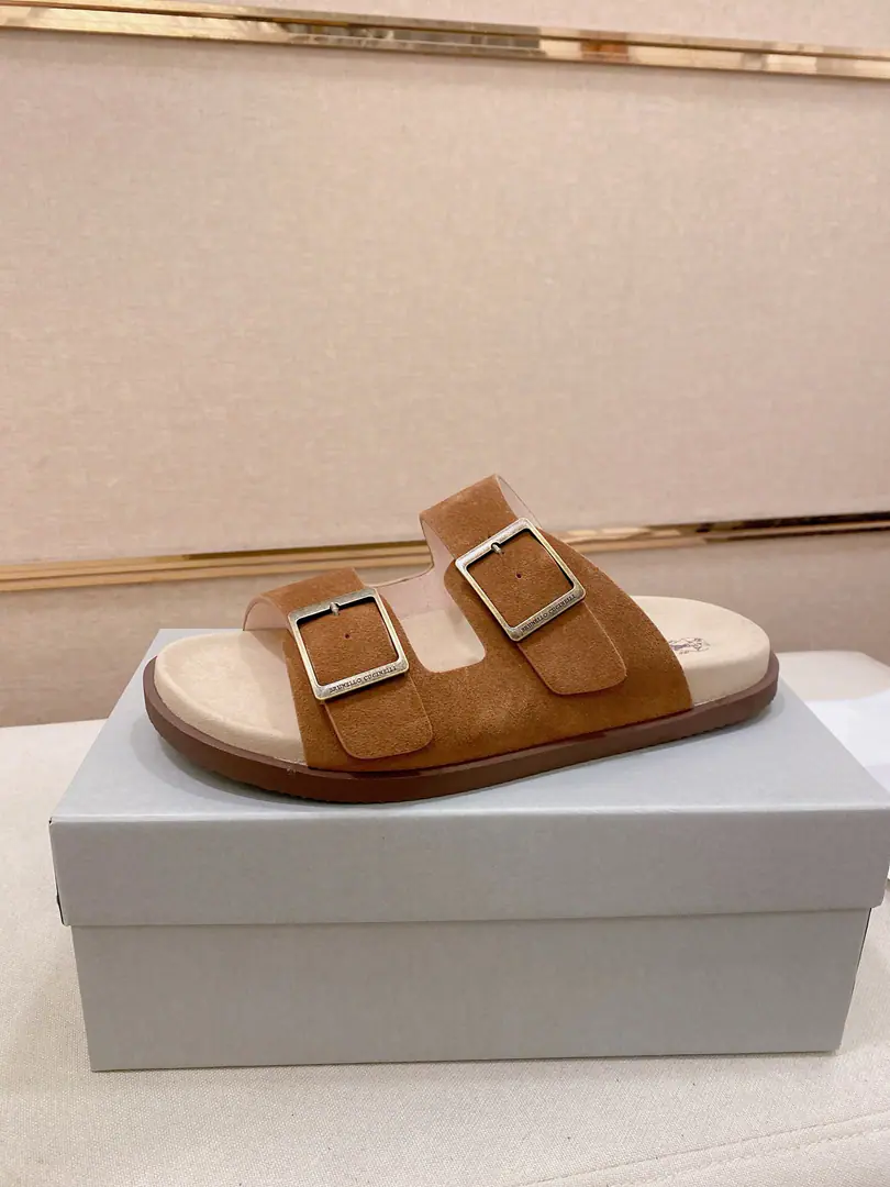 Plant prices: 【Cool.】Brunello Cucinelli BCMen's leisure men's sandals.｜This sandal is a swirling skin for the Italian import.｜The exterior of the shoe is plated with branded electrocution for the old processor.｜The buckles are scalding at will.｜You can handle it if you lose weight.｜The elastic rubber bubbles are so dense.｜It's not easy to deform.｜This sandal shoe is classic. It's never out of date.｜The personality of the outside world.logoAnd uniquely designed water-coated grooves.｜The luxury of the moment is blown up. Size: 38-44（45.46Do it.）
