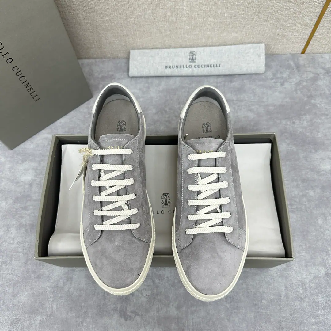 BCHome. Brunello Cucinell* Fly-stale shoes. Official sales price RMB, New man's leisure shoes.🆕 The fabric of the sneakers is made from Italian import of silk-lighted fur., I'm in the spirit of the Retro., Make them a nice, long-shoeed shoe.. The velvet is smooth on the face of round-headed shoes., Inside is a light brown little cow hide., No coloring., No slides., I'm not bored with sweat.！Brand-specific.logoOne-bed-a-part-a-part-a-legged., It's got a real skin and a half fork down there., It's luxury to see.！It's a very light match., High, Environmentally friendly natural rubber soles., It's softer and more comfortable on your feet.！It's very light and flexible., The rubber soles ensure comfort and safety.. Shoes boxes are original drawer-style., Shoes and shoes.！ Standard leather shoe code number: 39-44# （38.45.46Do it.）Dollar
