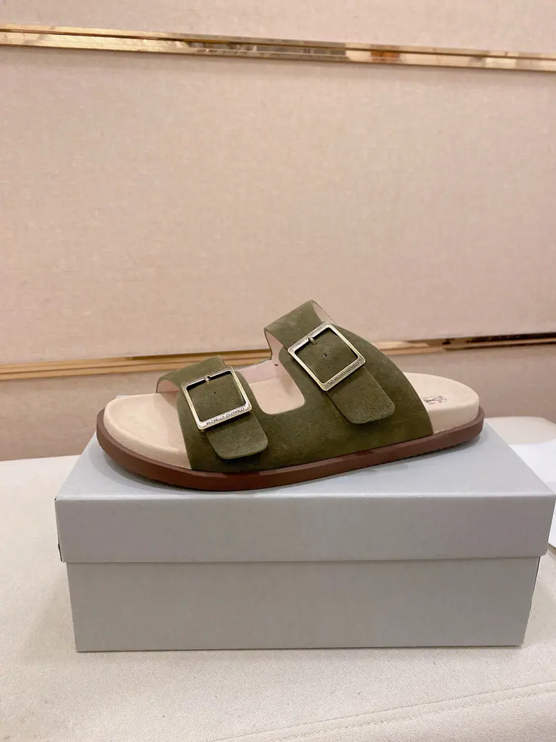 Plant prices: 【Cool.】Brunello Cucinelli BCMen's leisure men's sandals.｜This sandal is a swirling skin for the Italian import.｜The exterior of the shoe is plated with branded electrocution for the old processor.｜The buckles are scalding at will.｜You can handle it if you lose weight.｜The elastic rubber bubbles are so dense.｜It's not easy to deform.｜This sandal shoe is classic. It's never out of date.｜The personality of the outside world.logoAnd uniquely designed water-coated grooves.｜The luxury of the moment is blown up. Size: 38-44（45.46Do it.）