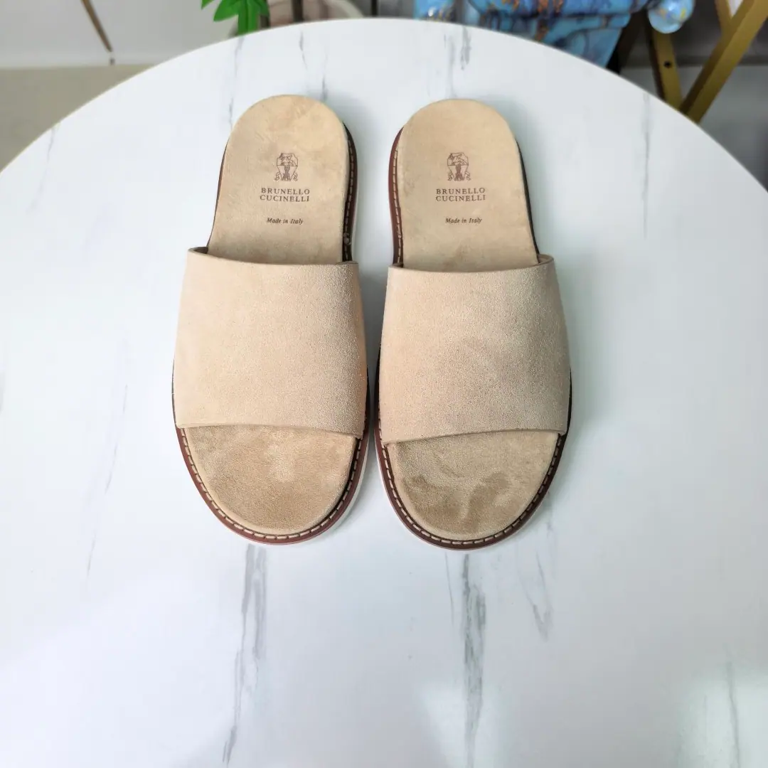 Plant price: 🏇🏻🏇🏻🏇🏻 【Cool.】Brunello Cucinelli BCMen's leisure men's sandals.✅ This sandal is a swirling skin for the Italian import.✅ The elastic rubber bubbles are so dense.｜It's not easy to deform.✅ This sandal shoe is classic. It's never out of date.✅ The personality of the outside world.logoAnd uniquely designed water-coated grooves.｜The luxury of the moment is blown up. Size: 38-44（45.46Do it.）
