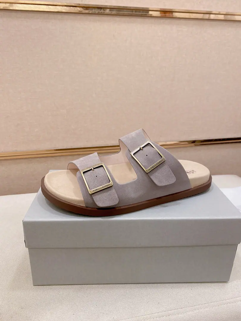Plant prices: 【Cool.】Brunello Cucinelli BCMen's leisure men's sandals.｜This sandal is a swirling skin for the Italian import.｜The exterior of the shoe is plated with branded electrocution for the old processor.｜The buckles are scalding at will.｜You can handle it if you lose weight.｜The elastic rubber bubbles are so dense.｜It's not easy to deform.｜This sandal shoe is classic. It's never out of date.｜The personality of the outside world.logoAnd uniquely designed water-coated grooves.｜The luxury of the moment is blown up. Size: 38-44（45.46Do it.）
