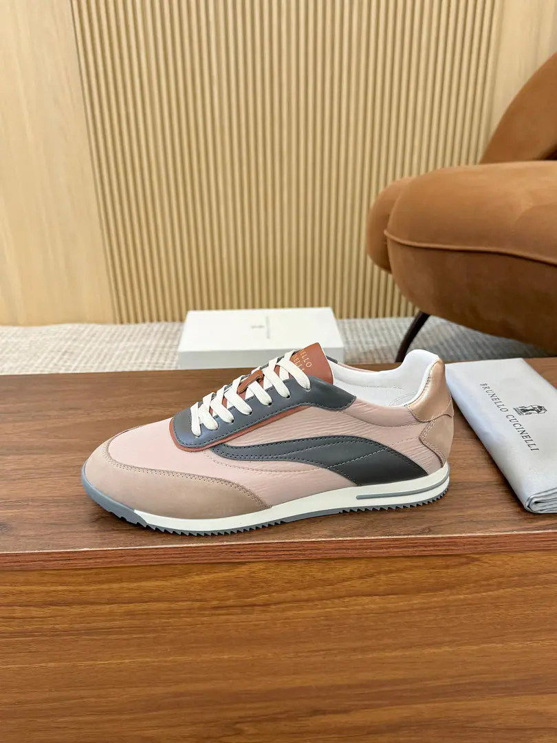Minoru.🎤🎤 Brunello Cucinelli ssSpring and summer. Men's shoes. AbbreviationsBC This brand is the world's top luxury brand from Italy.[John.], It's called a low profile luxury. “King of the velvet.” and “The real luxury of the garment industry.”. A lot of people know about wool.CashmereTop, Expensive., I can't take it off when I wear it., And a lot of them., No comparison.BCThis brand is better at designing a top-level wool fabric. “Low profile luxury.” The style of the. I'll have a little skin on my shoe and a sandy skin. Inside is a white benzene-specific design for sheep., High-footing bubbles and cattle stickers., The upper foot is comfortable., No coloring., No slides., Environmentally soundTPU+PUThe big bottom is one., Clean and unplugged.. The hysteria shed. ♪ The plentiful ♪ Box packing Size: 39-44 （38.45.46Make a reservation or not.）Welcome to the map.[Applause.]The transmission will blow.……[John.][John.][John.]