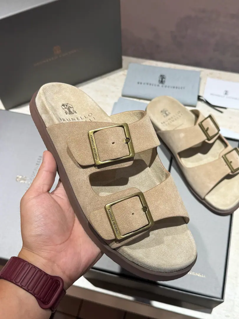 Brunello CucineliMen, leather slippers. The materials are beautiful.. Soft, skin-shoeed, wrapped-up designs that touch your feet., And with the most light. Combining the outer soles of micro-holed materials, Make your leisure time more comfortable.. Size:39-44(38.45Custom）