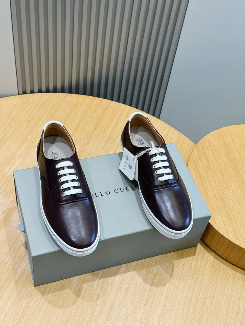 Brunello CucinelliA man's skin, a man's shoes. The precious materials are in the same way as the craftsmanship., Give this simple water-washed leather-bed shoe a great deal of modern style.. The charm of the season is so intense with the skin of the skin of the skin., The leather liner is reinforced by a solid light rubber sole., Increased comfort and mobility in shoes. Size:39-44(38.45Custom）