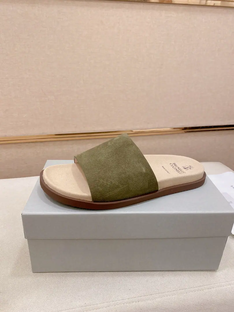 Plant prices: 【Cool.】Brunello Cucinelli BCMen's leisure men's sandals.｜This sandal is a swirling skin for the Italian import.｜The exterior of the shoe is plated with branded electrocution for the old processor.｜The buckles are scalding at will.｜You can handle it if you lose weight.｜The elastic rubber bubbles are so dense.｜It's not easy to deform.｜This sandal shoe is classic. It's never out of date.｜The personality of the outside world.logoAnd uniquely designed water-coated grooves.｜The luxury of the moment is blown up. Size: 38-44（45.46Do it.）
