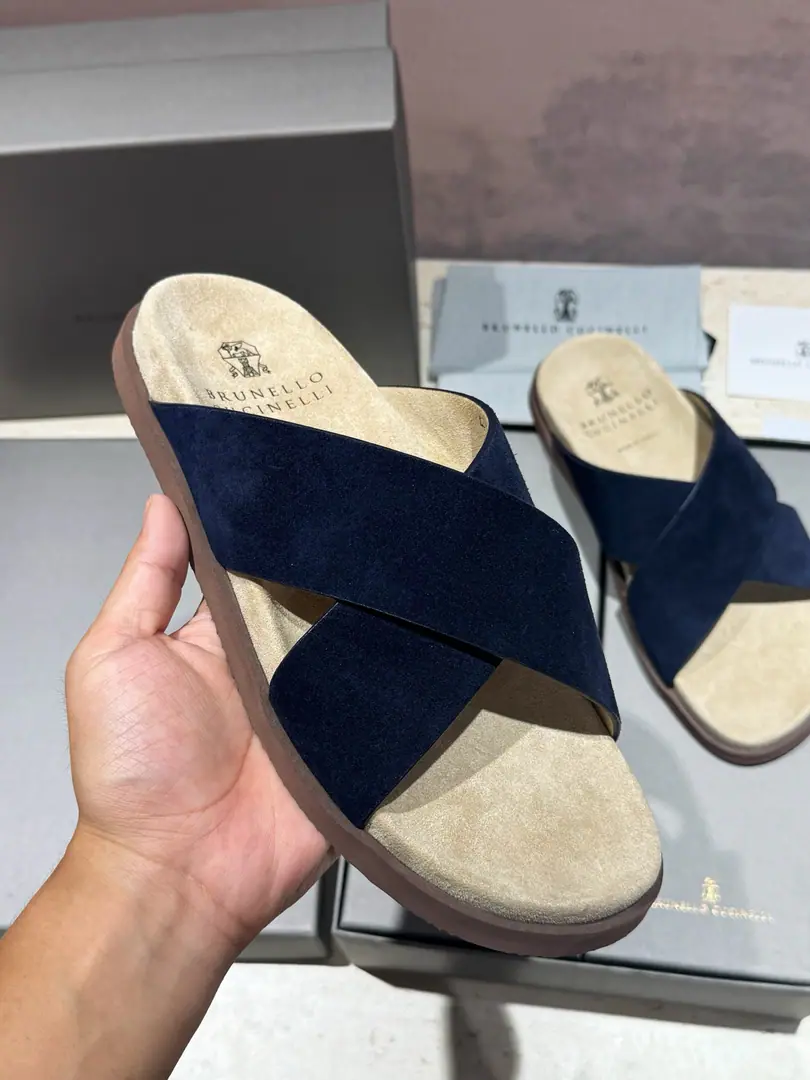 Brunello CucineliMen, leather slippers. The materials are beautiful.. Soft, skin-shoeed, wrapped-up designs that touch your feet., And with the most light. Combining the outer soles of micro-holed materials, Make your leisure time more comfortable.. Size:39-44(38.45Custom）