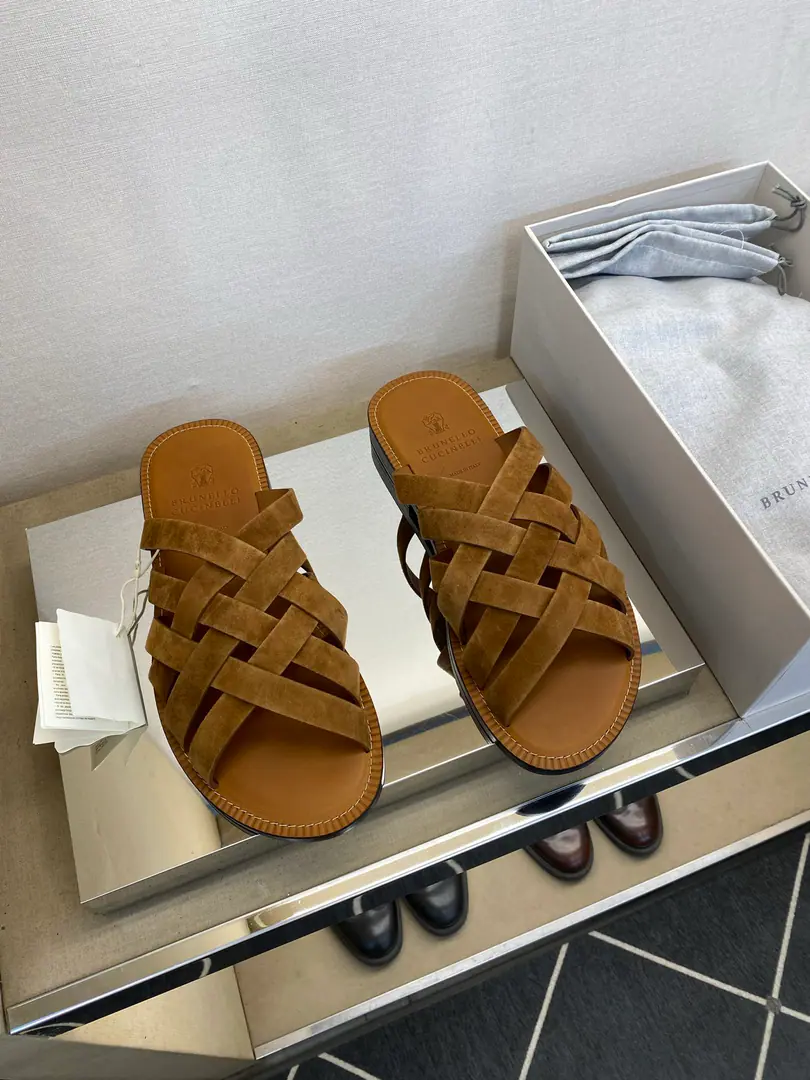⚠️【BRUNELL *CUCINELLI】 ⚠️High Quality, Top crafts. ⚠️Men's skin slippers. ⚠️Positive: 39－45, 46, Make a reservation. Leather. Fly face. ⚠The latest classic fork-to-draw.！🐂Goods！The summer must be set up., Top crafts[John.]💯💯！Fahrenheit.: Original oil waxed cow skin., It's so strong.(It's super-high., A touch.)！Uchi., The insides are all wrapped in calf skin., My feet are soft and cozy.！It's so strong.！The note is so thick.！！Maximum Version！