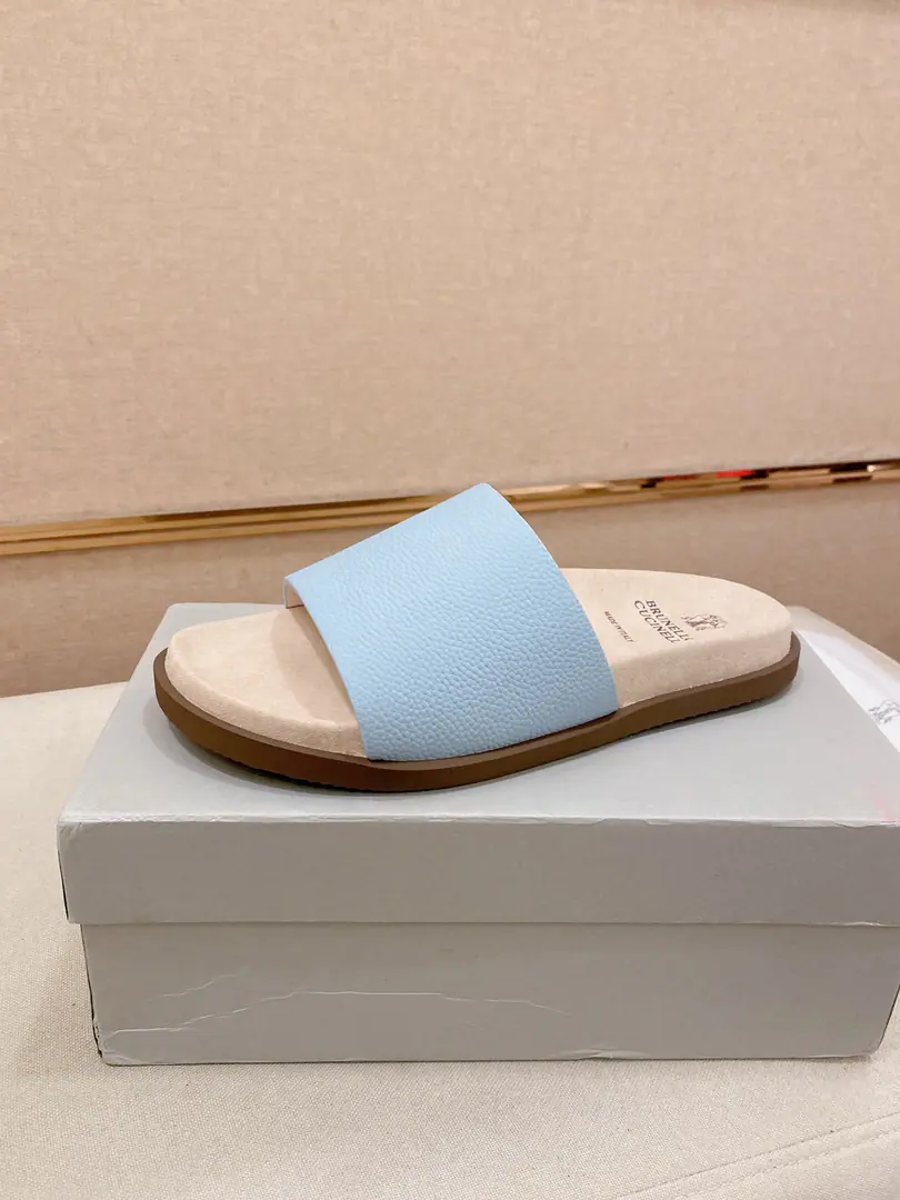 Plant prices: 【Cool.】Brunello Cucinelli BCMen's leisure men's sandals.｜This sandal is a swirling skin for the Italian import.｜The exterior of the shoe is plated with branded electrocution for the old processor.｜The buckles are scalding at will.｜You can handle it if you lose weight.｜The elastic rubber bubbles are so dense.｜It's not easy to deform.｜This sandal shoe is classic. It's never out of date.｜The personality of the outside world.logoAnd uniquely designed water-coated grooves.｜The luxury of the moment is blown up. Size: 38-44（45.46Do it.）