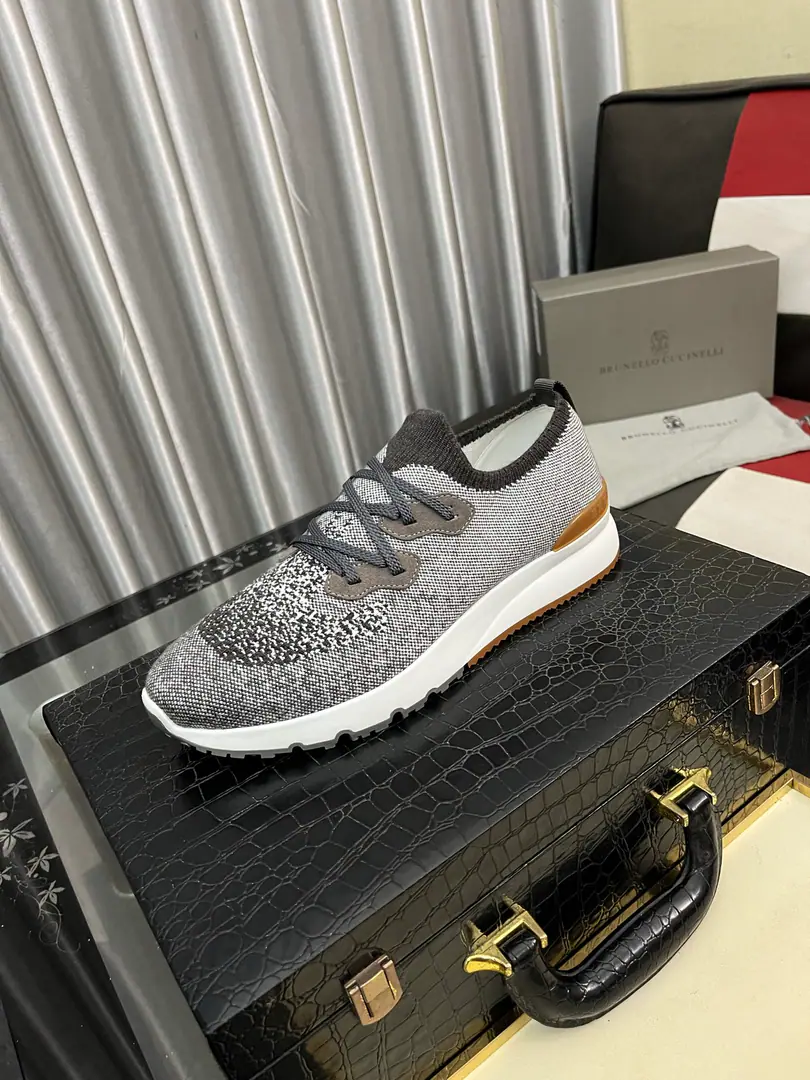 Get out of the factory.⌚️⌚️NewBrunello CucinelliSpring and summer.•I wear leisure sports shoes. BCThe world's top luxury brand from Italy. The shoes are airy and weave the wool. The high temperature of the shoe is melting.TPU Unique design Jane is not a bad person. The shoe is loose and the baggy is tight.+A pin-and-dock. Inside is a white benzene for a cow.+0.5mmCircle-based punch-hole design High-footing bubbles and cattle stickers. The upper foot is comfortable. TPU+PUThe big bottom is one. Shoes boxes are in the original drawer mode Shoes and shoes. Codes:38- ️⃣Colour Optional