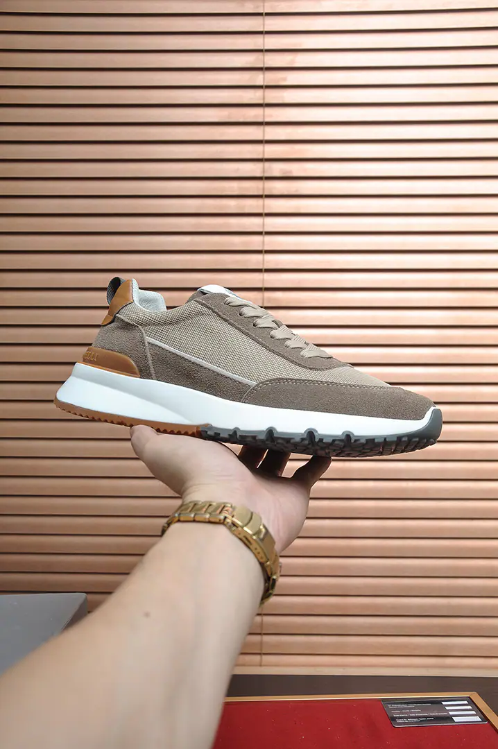 Get out of the factory. BCNew Brunello Cucinell* Low gang sneakers. The classic veils inspire the taste of the sneakers.. High-swiss-lighted, reveloping shoes are light and flexible., The shoes are tight on both sides., I'm comfortable with air. Heel and shoe mats are branded.logoMark, The back and the weavers. The original model of light-blowing rubber grabs the soles of the shoes. Make shoes comfortable and flexible on their feet.. Easy and comfortable. Standard cabinet number: 38-44.（45Make a reservation.）