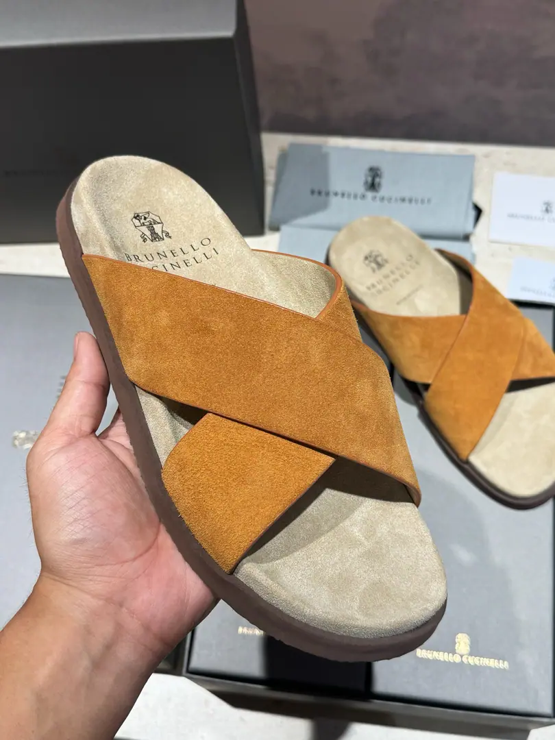 Brunello CucineliMen, leather slippers. The materials are beautiful.. Soft, skin-shoeed, wrapped-up designs that touch your feet., And with the most light. Combining the outer soles of micro-holed materials, Make your leisure time more comfortable.. Size:39-44(38.45Custom）