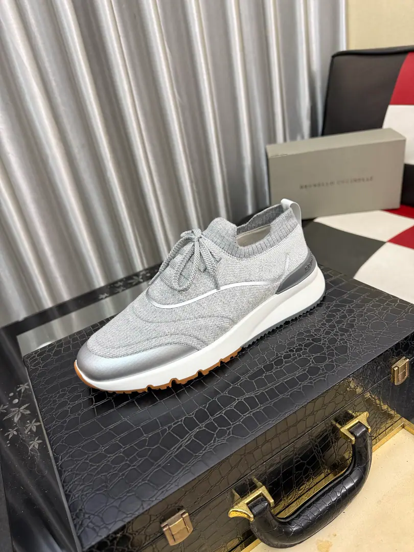 Get out of the factory.⌚️⌚️NewBrunello CucinelliSpring and summer.•I wear leisure sports shoes. BCThe world's top luxury brand from Italy. The shoes are airy and weave the wool. The high temperature of the shoe is melting.TPU Unique design Jane is not a bad person. The shoe is loose and the baggy is tight.+A pin-and-dock. Inside is a white benzene for a cow.+0.5mmCircle-based punch-hole design High-footing bubbles and cattle stickers. The upper foot is comfortable. TPU+PUThe big bottom is one. Shoes boxes are in the original drawer mode Shoes and shoes. Codes:38-44