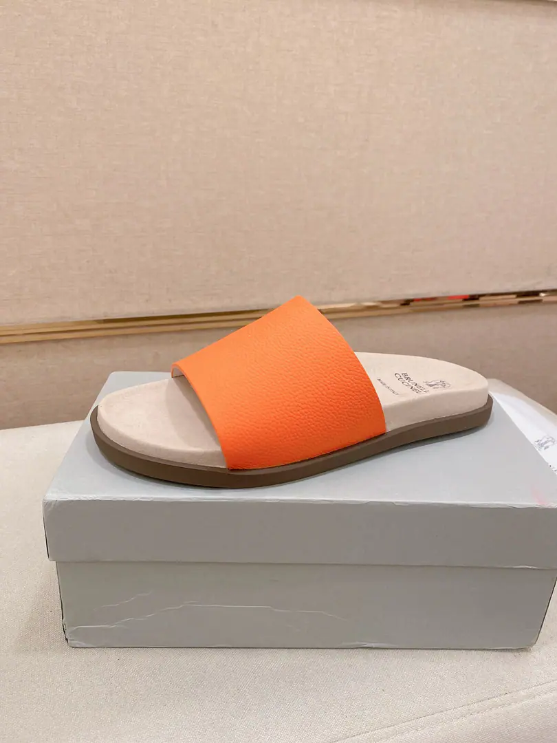 Plant prices: 【Cool.】Brunello Cucinelli BCMen's leisure men's sandals.｜This sandal is a swirling skin for the Italian import.｜The exterior of the shoe is plated with branded electrocution for the old processor.｜The buckles are scalding at will.｜You can handle it if you lose weight.｜The elastic rubber bubbles are so dense.｜It's not easy to deform.｜This sandal shoe is classic. It's never out of date.｜The personality of the outside world.logoAnd uniquely designed water-coated grooves.｜The luxury of the moment is blown up. Size: 38-44（45.46Do it.）