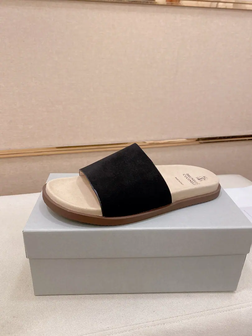 Plant prices: 【Cool.】Brunello Cucinelli BCMen's leisure men's sandals.｜This sandal is a swirling skin for the Italian import.｜The exterior of the shoe is plated with branded electrocution for the old processor.｜The buckles are scalding at will.｜You can handle it if you lose weight.｜The elastic rubber bubbles are so dense.｜It's not easy to deform.｜This sandal shoe is classic. It's never out of date.｜The personality of the outside world.logoAnd uniquely designed water-coated grooves.｜The luxury of the moment is blown up. Size: 38-44（45.46Do it.）