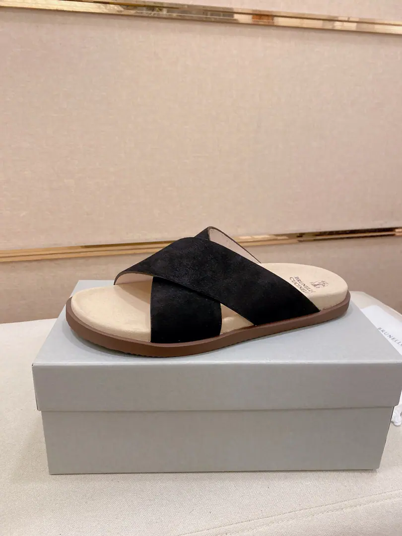 Plant prices: 【Cool.】Brunello Cucinelli BCMen's leisure men's sandals.｜This sandal is a swirling skin for the Italian import.｜The exterior of the shoe is plated with branded electrocution for the old processor.｜The buckles are scalding at will.｜You can handle it if you lose weight.｜The elastic rubber bubbles are so dense.｜It's not easy to deform.｜This sandal shoe is classic. It's never out of date.｜The personality of the outside world.logoAnd uniquely designed water-coated grooves.｜The luxury of the moment is blown up. Size: 38-44（45.46Do it.）