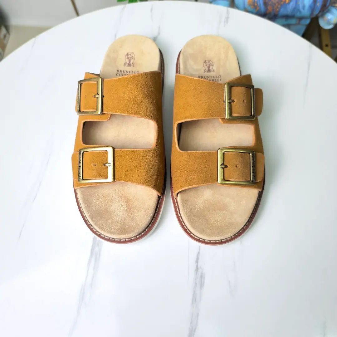 Plant price: 🏇🏻🏇🏻🏇🏻 【Cool.】Brunello Cucinelli BCMen's leisure men's sandals.✅ This sandal is a swirling skin for the Italian import.✅ The elastic rubber bubbles are so dense.｜It's not easy to deform.✅ This sandal shoe is classic. It's never out of date.✅ The personality of the outside world.logoAnd uniquely designed water-coated grooves.｜The luxury of the moment is blown up. Size: 38-44（45.46Do it.）