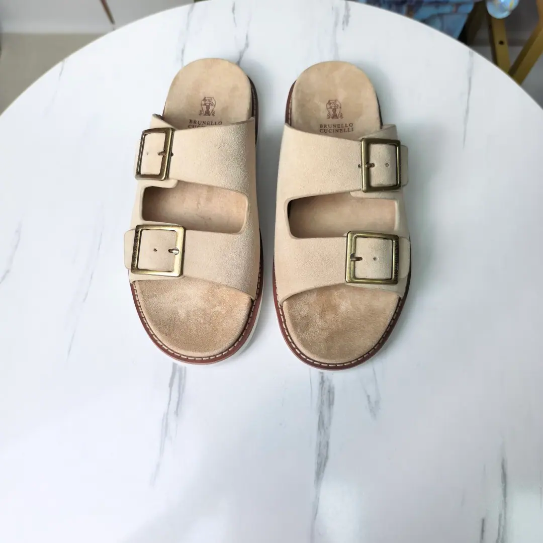 Plant price: 🏇🏻🏇🏻🏇🏻 【Cool.】Brunello Cucinelli BCMen's leisure men's sandals.✅ This sandal is a swirling skin for the Italian import.✅ The elastic rubber bubbles are so dense.｜It's not easy to deform.✅ This sandal shoe is classic. It's never out of date.✅ The personality of the outside world.logoAnd uniquely designed water-coated grooves.｜The luxury of the moment is blown up. Size: 38-44（45.46Do it.）