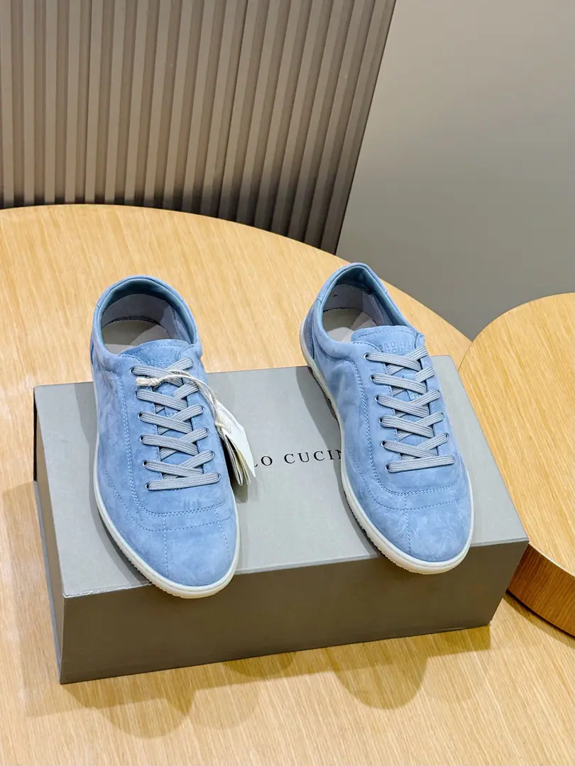 BRUNELLO CUCINELLI Sports shoes The selection of the material and the craft is a fine blend of the lightly geled shoes., A light-weighted and flexible feature.. The shoes are made of fuzzy leather., The display of irregular texture and changing light highlights the seasonal colour.. Super-soft structure combined with light rubber soles., The plastic is a nice shoe., It's easy to fit in with a variety of settings.. The fur is a fume., Stylish leather., A little bit of a flash on the surface.. The shoes are lined with soft leather.. Size:39-44（38.45 46Do it.）