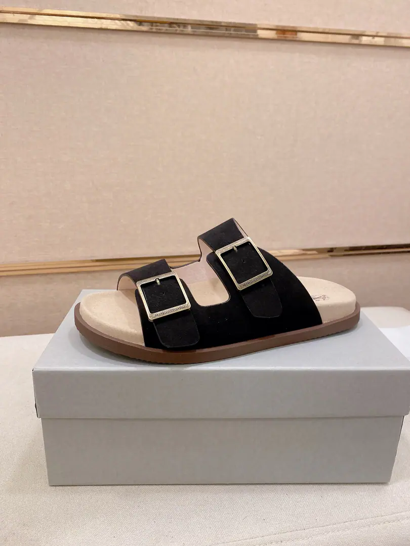 Plant prices: 【Cool.】Brunello Cucinelli BCMen's leisure men's sandals.｜This sandal is a swirling skin for the Italian import.｜The exterior of the shoe is plated with branded electrocution for the old processor.｜The buckles are scalding at will.｜You can handle it if you lose weight.｜The elastic rubber bubbles are so dense.｜It's not easy to deform.｜This sandal shoe is classic. It's never out of date.｜The personality of the outside world.logoAnd uniquely designed water-coated grooves.｜The luxury of the moment is blown up. Size: 38-44（45.46Do it.）