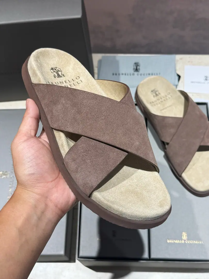 Brunello CucineliMen, leather slippers. The materials are beautiful.. Soft, skin-shoeed, wrapped-up designs that touch your feet., And with the most light. Combining the outer soles of micro-holed materials, Make your leisure time more comfortable.. Size:39-44(38.45Custom）