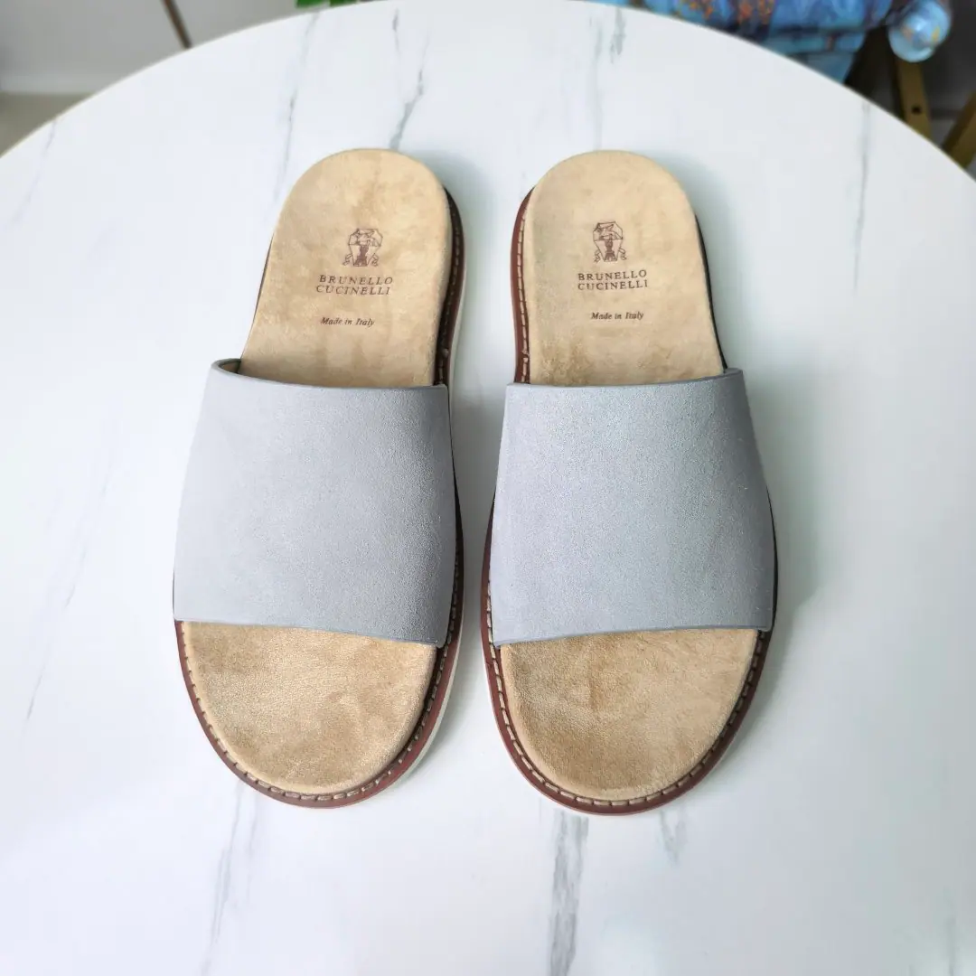 Plant price: 🏇🏻🏇🏻🏇🏻 【Cool.】Brunello Cucinelli BCMen's leisure men's sandals.✅ This sandal is a swirling skin for the Italian import.✅ The elastic rubber bubbles are so dense.｜It's not easy to deform.✅ This sandal shoe is classic. It's never out of date.✅ The personality of the outside world.logoAnd uniquely designed water-coated grooves.｜The luxury of the moment is blown up. Size: 38-44（45.46Do it.）