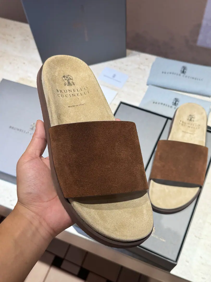 Brunello CucineliMen, leather slippers. The materials are beautiful.. Soft, skin-shoeed, wrapped-up designs that touch your feet., And with the most light. Combining the outer soles of micro-holed materials, Make your leisure time more comfortable.. Size:39-44(38.45Custom）