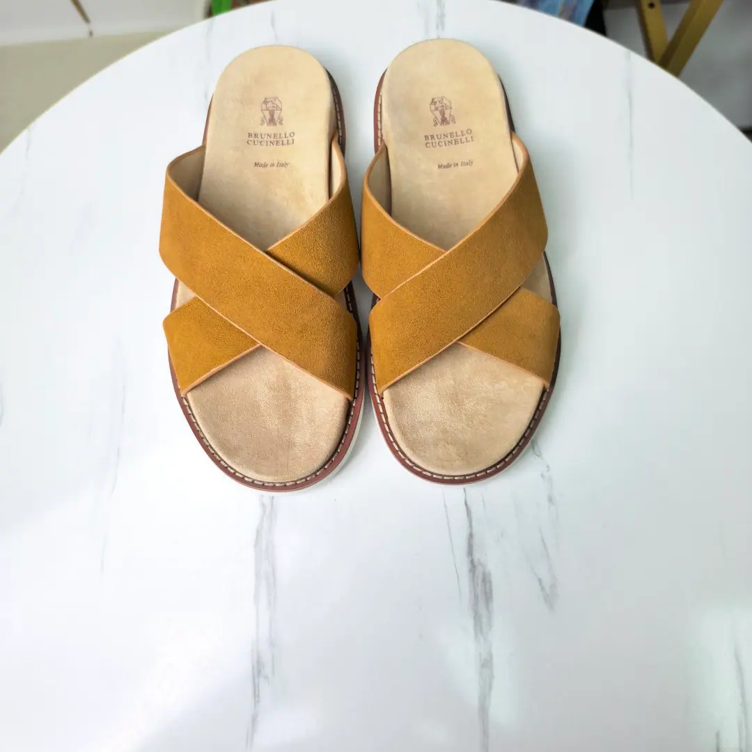 Plant price: 🏇🏻🏇🏻🏇🏻 【Cool.】Brunello Cucinelli BCMen's leisure men's sandals.✅ This sandal is a swirling skin for the Italian import.✅ The elastic rubber bubbles are so dense.｜It's not easy to deform.✅ This sandal shoe is classic. It's never out of date.✅ The personality of the outside world.logoAnd uniquely designed water-coated grooves.｜The luxury of the moment is blown up. Size: 38-44（45.46Do it.）