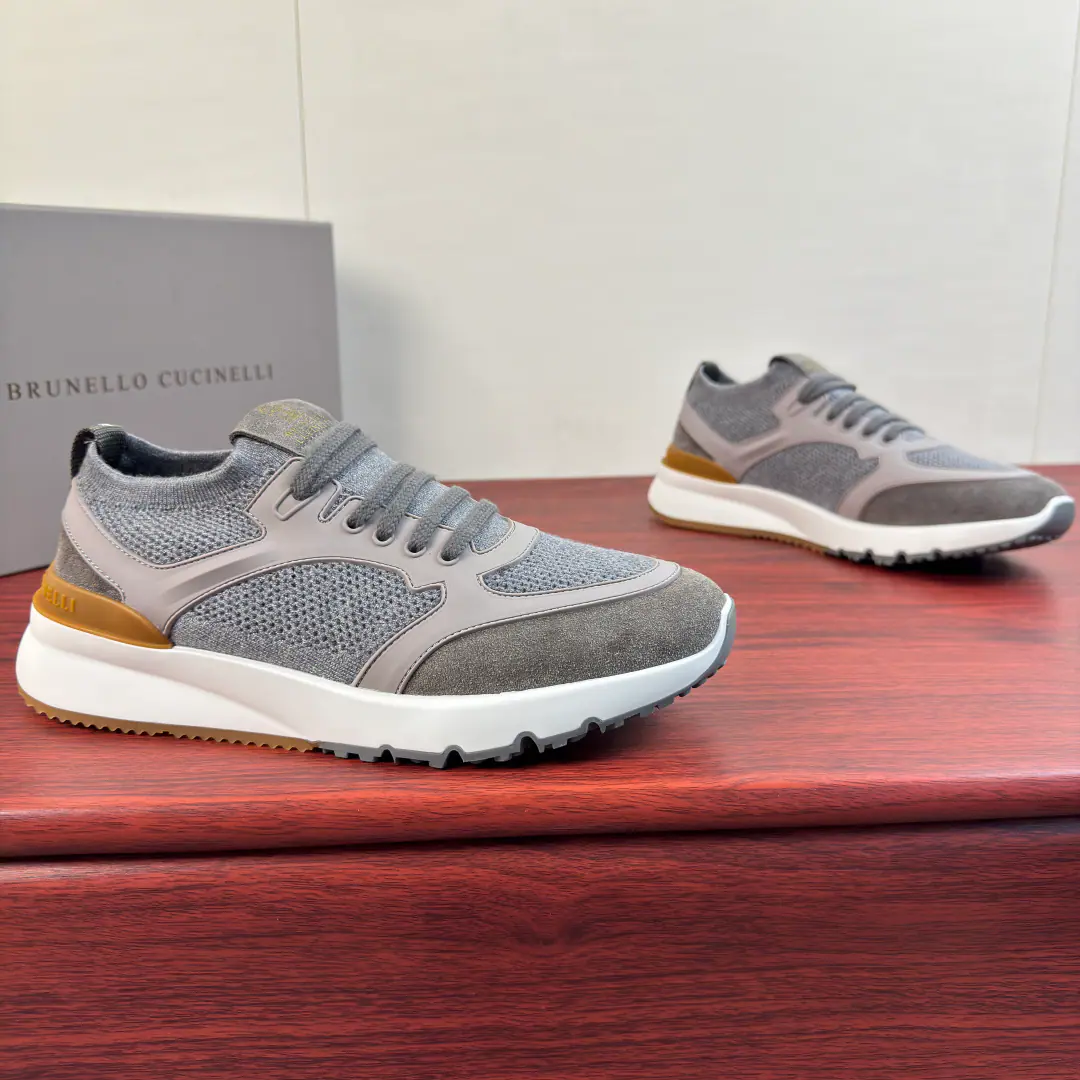 Brunello Cucinelli Men's anti-feather scuffle-coated knitting sneakers.！ Spring new money Classic anti-feather shoe head wrapping. Light and flexible knitting shoes. Comfortable and leg-like. Same color as anti-feather belt. Decoration The classic badge sign the shoe tongue. Wearing tape with shoe rings High-ball looses and tights. It's easy to wear. You can draw the real leather cushion. No shoes. Light white yellow slammed under the soles of shoes Standard sneakers layout The shoes are stunned on both sides. It's amazing. A very good one. Simple Darkness You're a big-ass guy with feet., I'll be working hard to see the details., Full package, Four Colors Optional To meet the needs of different scenarios！ Size: 39-40-41-42-43-44Skins size.（Customable38.45.46） The cargo.: 25626-2 Ash.