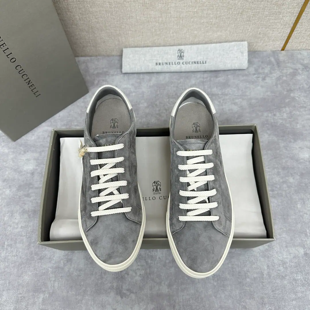 BCHome. Brunello Cucinell* Fly-stale shoes. Official sales price RMB, New man's leisure shoes.🆕 The fabric of the sneakers is made from Italian import of silk-lighted fur., I'm in the spirit of the Retro., Make them a nice, long-shoeed shoe.. The velvet is smooth on the face of round-headed shoes., Inside is a light brown little cow hide., No coloring., No slides., I'm not bored with sweat.！Brand-specific.logoOne-bed-a-part-a-part-a-legged., It's got a real skin and a half fork down there., It's luxury to see.！It's a very light match., High, Environmentally friendly natural rubber soles., It's softer and more comfortable on your feet.！It's very light and flexible., The rubber soles ensure comfort and safety.. Shoes boxes are original drawer-style., Shoes and shoes.！ Standard leather shoe code number: 39-44# （38.45.46Do it.）Dollar