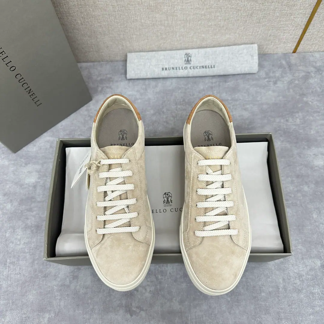 BCHome. Brunello Cucinell* Fly-stale shoes. Official sales price RMB, New man's leisure shoes.🆕 The fabric of the sneakers is made from Italian import of silk-lighted fur., I'm in the spirit of the Retro., Make them a nice, long-shoeed shoe.. The velvet is smooth on the face of round-headed shoes., Inside is a light brown little cow hide., No coloring., No slides., I'm not bored with sweat.！Brand-specific.logoOne-bed-a-part-a-part-a-legged., It's got a real skin and a half fork down there., It's luxury to see.！It's a very light match., High, Environmentally friendly natural rubber soles., It's softer and more comfortable on your feet.！It's very light and flexible., The rubber soles ensure comfort and safety.. Shoes boxes are original drawer-style., Shoes and shoes.！ Standard leather shoe code number: 39-44# （38.45.46Do it.）Dollar
