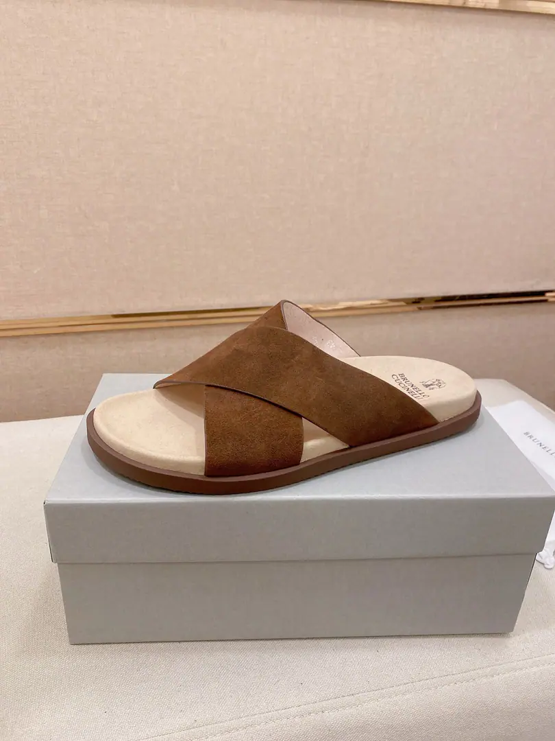 Plant prices: 【Cool.】Brunello Cucinelli BCMen's leisure men's sandals.｜This sandal is a swirling skin for the Italian import.｜The exterior of the shoe is plated with branded electrocution for the old processor.｜The buckles are scalding at will.｜You can handle it if you lose weight.｜The elastic rubber bubbles are so dense.｜It's not easy to deform.｜This sandal shoe is classic. It's never out of date.｜The personality of the outside world.logoAnd uniquely designed water-coated grooves.｜The luxury of the moment is blown up. Size: 38-44（45.46Do it.）