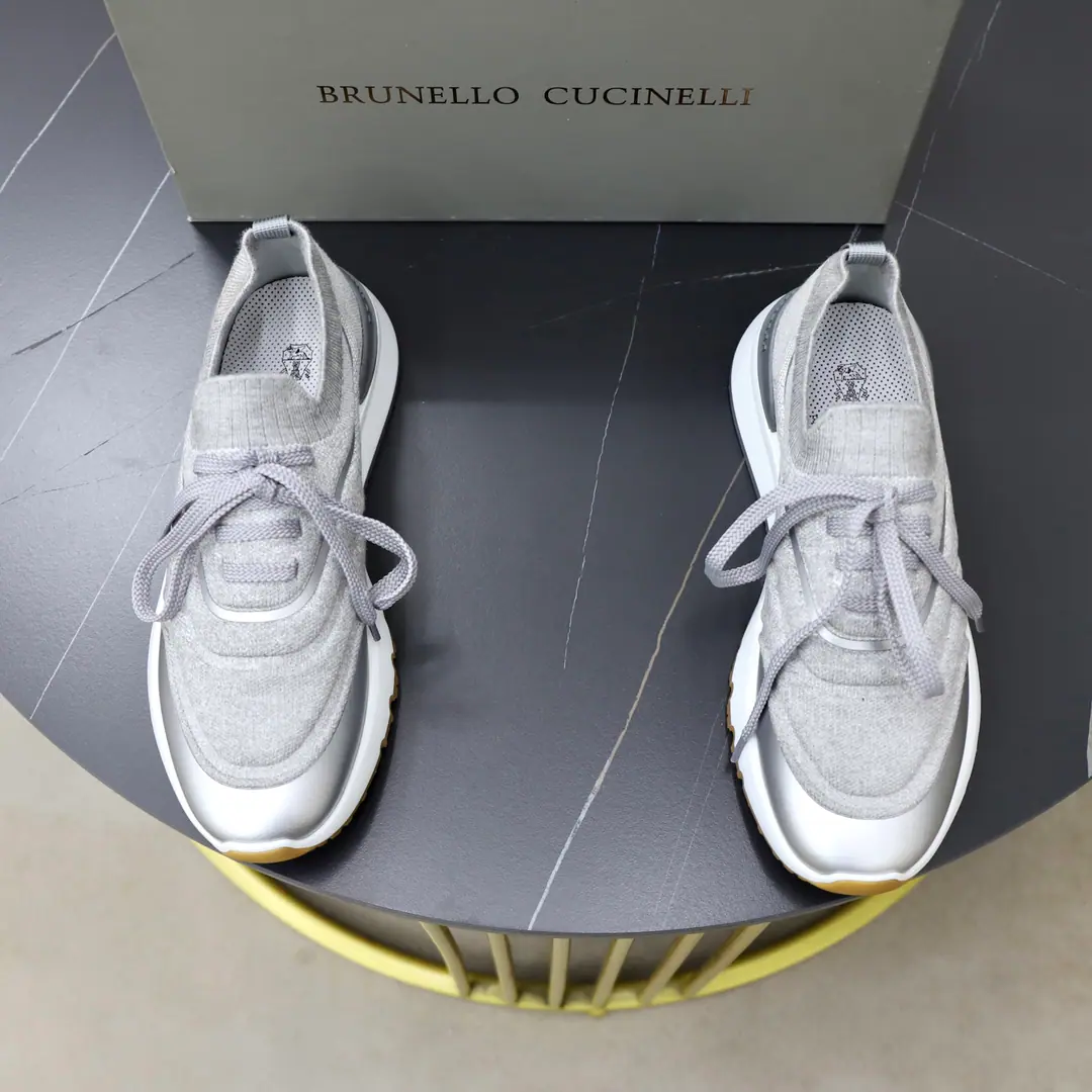 Get out of the factory. Original ListBrunello Cucinelli Men's anti-feather scuffle-coated knitting sneakers.！ Spring new money Classic leather shoe head wrapping. Light and flexible knitting shoes. Comfortable and leg-like. Same color as anti-feather belt. Decoration The classic badge sign the shoe tongue. Wearing tape with shoe rings High-ball looses and tights. It's easy to wear. You can draw the real leather cushion. No shoes. Light white yellow slammed under the soles of shoes Standard sneakers layout The shoes are stunned on both sides. It's amazing. A very good one. Simple Darkness You're a big-ass guy with feet., Full package！ Size: 38-39-40-41-42-43-44Skins size.（Customable45.46）