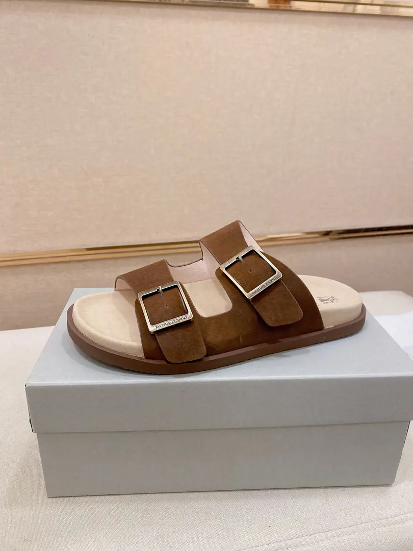 Plant prices: 【Cool.】Brunello Cucinelli BCMen's leisure men's sandals.｜This sandal is a swirling skin for the Italian import.｜The exterior of the shoe is plated with branded electrocution for the old processor.｜The buckles are scalding at will.｜You can handle it if you lose weight.｜The elastic rubber bubbles are so dense.｜It's not easy to deform.｜This sandal shoe is classic. It's never out of date.｜The personality of the outside world.logoAnd uniquely designed water-coated grooves.｜The luxury of the moment is blown up. Size: 38-44（45.46Do it.）