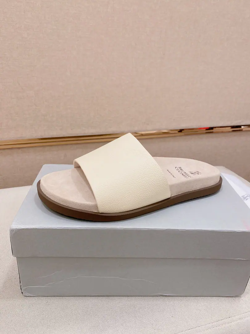 Plant prices: 【Cool.】Brunello Cucinelli BCMen's leisure men's sandals.｜This sandal is a swirling skin for the Italian import.｜The exterior of the shoe is plated with branded electrocution for the old processor.｜The buckles are scalding at will.｜You can handle it if you lose weight.｜The elastic rubber bubbles are so dense.｜It's not easy to deform.｜This sandal shoe is classic. It's never out of date.｜The personality of the outside world.logoAnd uniquely designed water-coated grooves.｜The luxury of the moment is blown up. Size: 38-44（45.46Do it.）