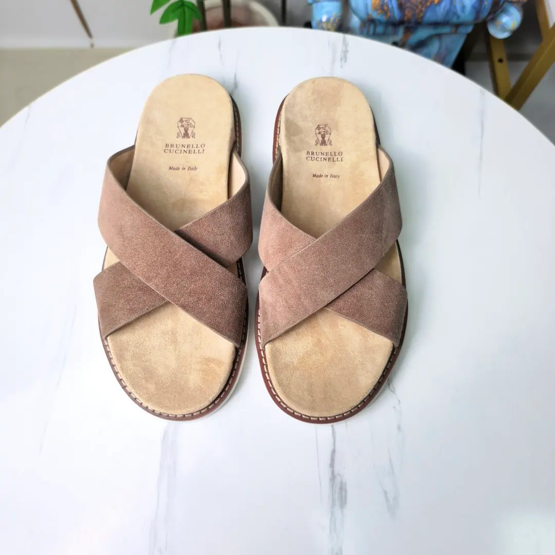 Plant price: 🏇🏻🏇🏻🏇🏻 【Cool.】Brunello Cucinelli BCMen's leisure men's sandals.✅ This sandal is a swirling skin for the Italian import.✅ The elastic rubber bubbles are so dense.｜It's not easy to deform.✅ This sandal shoe is classic. It's never out of date.✅ The personality of the outside world.logoAnd uniquely designed water-coated grooves.｜The luxury of the moment is blown up. Size: 38-44（45.46Do it.）