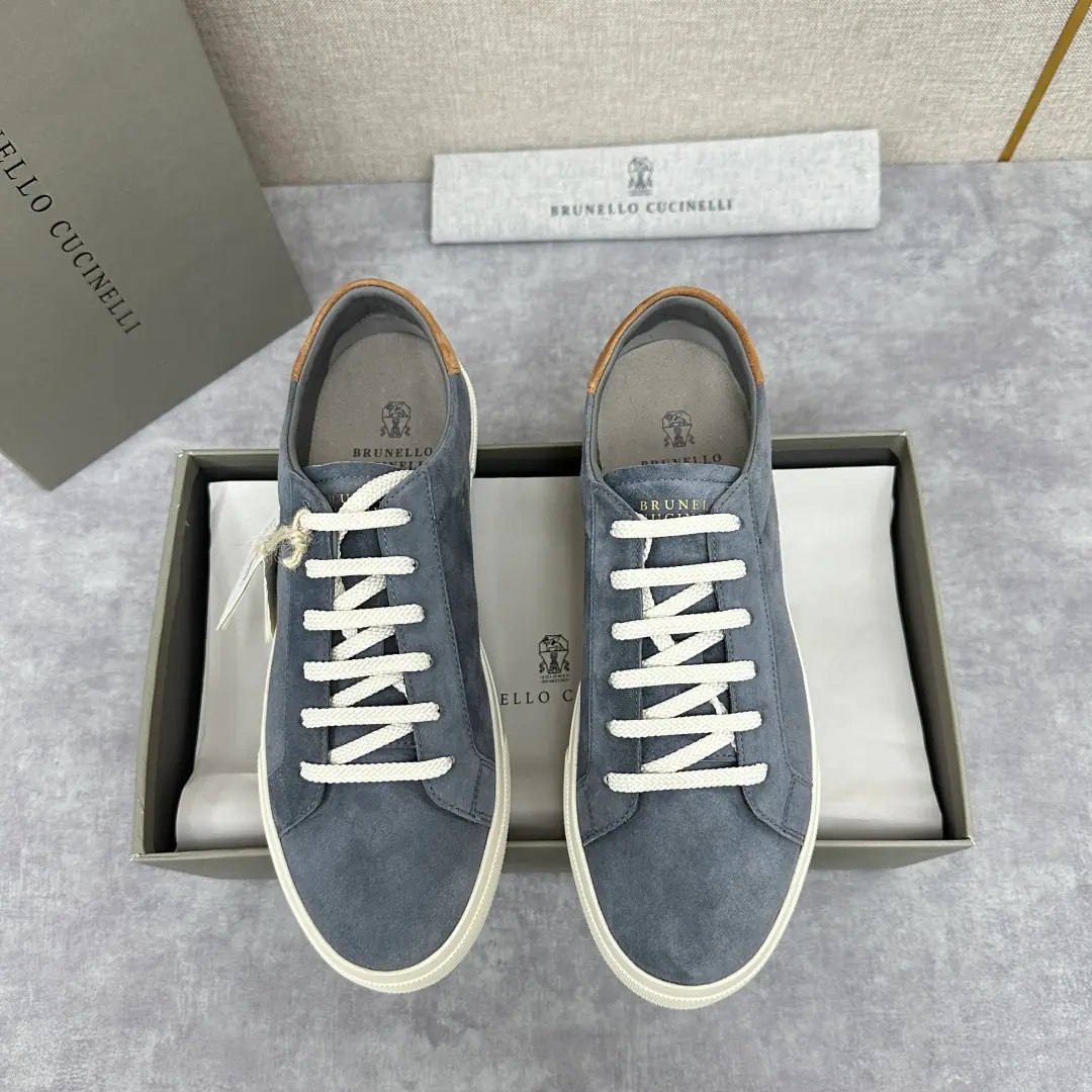 BCHome. Brunello Cucinell* Fly-stale shoes. Official sales price RMB, New man's leisure shoes.🆕 The fabric of the sneakers is made from Italian import of silk-lighted fur., I'm in the spirit of the Retro., Make them a nice, long-shoeed shoe.. The velvet is smooth on the face of round-headed shoes., Inside is a light brown little cow hide., No coloring., No slides., I'm not bored with sweat.！Brand-specific.logoOne-bed-a-part-a-part-a-legged., It's got a real skin and a half fork down there., It's luxury to see.！It's a very light match., High, Environmentally friendly natural rubber soles., It's softer and more comfortable on your feet.！It's very light and flexible., The rubber soles ensure comfort and safety.. Shoes boxes are original drawer-style., Shoes and shoes.！ Standard leather shoe code number: 39-44# （38.45.46Do it.）Dollar