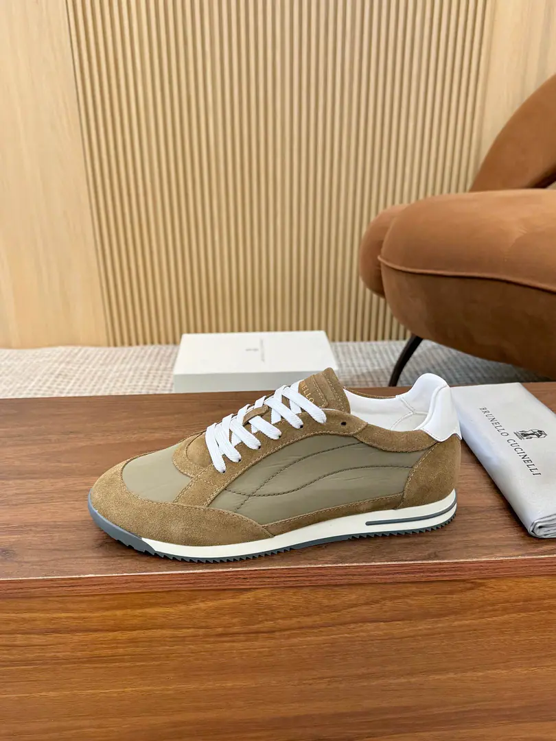 Minoru.🎤🎤 Brunello Cucinelli ssSpring and summer. Men's shoes. AbbreviationsBC This brand is the world's top luxury brand from Italy.[John.], It's called a low profile luxury. “King of the velvet.” and “The real luxury of the garment industry.”. A lot of people know about wool.CashmereTop, Expensive., I can't take it off when I wear it., And a lot of them., No comparison.BCThis brand is better at designing a top-level wool fabric. “Low profile luxury.” The style of the. I'll have a little skin on my shoe and a sandy skin. Inside is a white benzene-specific design for sheep., High-footing bubbles and cattle stickers., The upper foot is comfortable., No coloring., No slides., Environmentally soundTPU+PUThe big bottom is one., Clean and unplugged.. The hysteria shed. ♪ The plentiful ♪ Box packing Size: 39-44 （38.45.46Make a reservation or not.）Welcome to the map.[Applause.]The transmission will blow.……[John.][John.][John.]