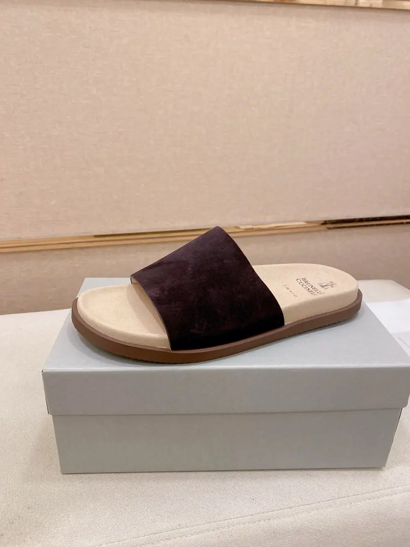 Plant prices: 【Cool.】Brunello Cucinelli BCMen's leisure men's sandals.｜This sandal is a swirling skin for the Italian import.｜The exterior of the shoe is plated with branded electrocution for the old processor.｜The buckles are scalding at will.｜You can handle it if you lose weight.｜The elastic rubber bubbles are so dense.｜It's not easy to deform.｜This sandal shoe is classic. It's never out of date.｜The personality of the outside world.logoAnd uniquely designed water-coated grooves.｜The luxury of the moment is blown up. Size: 38-44（45.46Do it.）