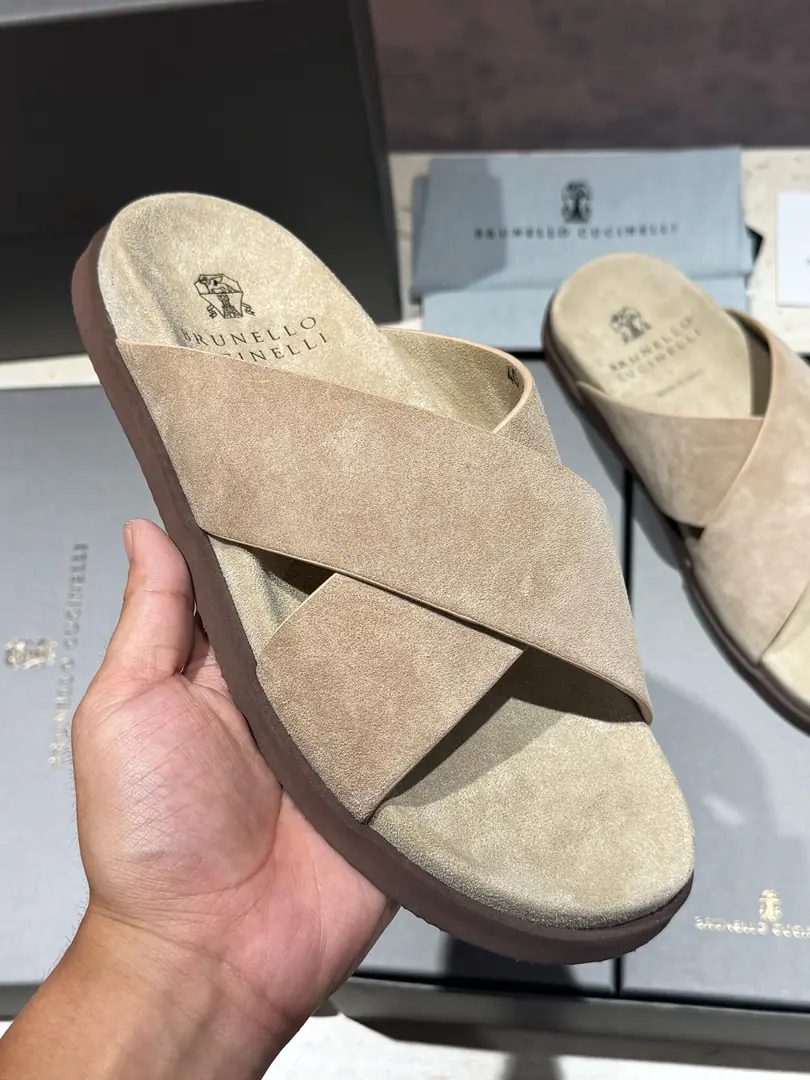 Brunello CucineliMen, leather slippers. The materials are beautiful.. Soft, skin-shoeed, wrapped-up designs that touch your feet., And with the most light. Combining the outer soles of micro-holed materials, Make your leisure time more comfortable.. Size:39-44(38.45Custom）