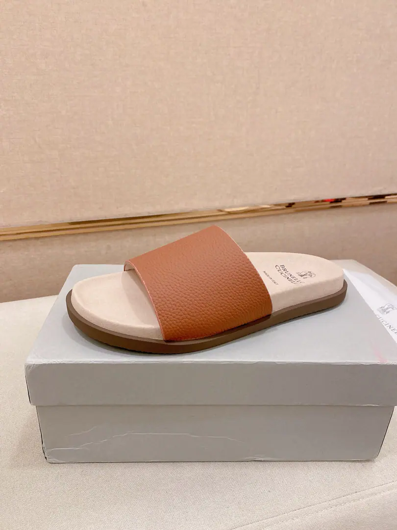 Plant prices: 【Cool.】Brunello Cucinelli BCMen's leisure men's sandals.｜This sandal is a swirling skin for the Italian import.｜The exterior of the shoe is plated with branded electrocution for the old processor.｜The buckles are scalding at will.｜You can handle it if you lose weight.｜The elastic rubber bubbles are so dense.｜It's not easy to deform.｜This sandal shoe is classic. It's never out of date.｜The personality of the outside world.logoAnd uniquely designed water-coated grooves.｜The luxury of the moment is blown up. Size: 38-44（45.46Do it.）
