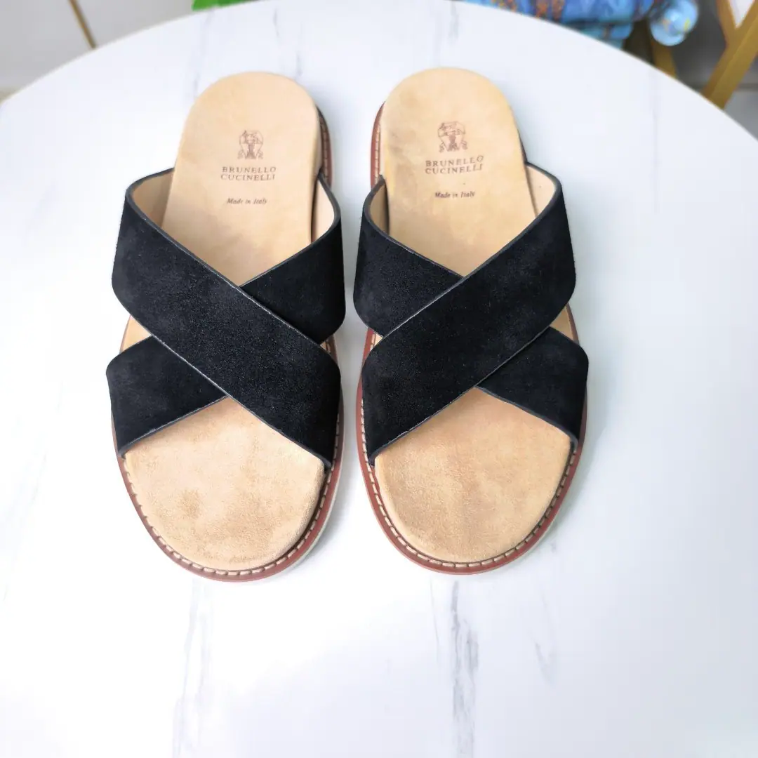 Plant price: 🏇🏻🏇🏻🏇🏻 【Cool.】Brunello Cucinelli BCMen's leisure men's sandals.✅ This sandal is a swirling skin for the Italian import.✅ The elastic rubber bubbles are so dense.｜It's not easy to deform.✅ This sandal shoe is classic. It's never out of date.✅ The personality of the outside world.logoAnd uniquely designed water-coated grooves.｜The luxury of the moment is blown up. Size: 38-44（45.46Do it.）