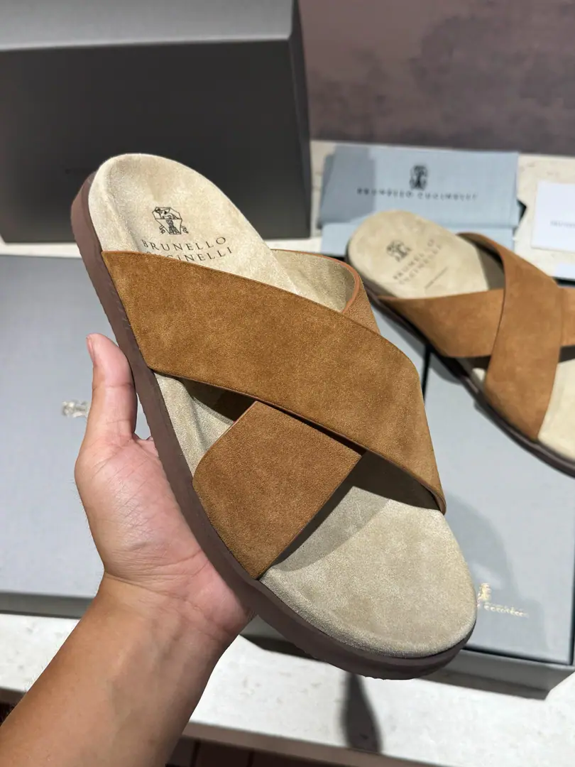 Brunello CucineliMen, leather slippers. The materials are beautiful.. Soft, skin-shoeed, wrapped-up designs that touch your feet., And with the most light. Combining the outer soles of micro-holed materials, Make your leisure time more comfortable.. Size:39-44(38.45Custom）