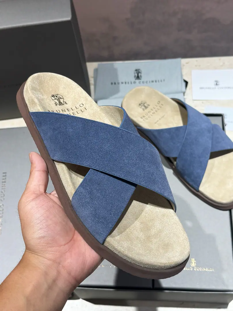 Brunello CucineliMen, leather slippers. The materials are beautiful.. Soft, skin-shoeed, wrapped-up designs that touch your feet., And with the most light. Combining the outer soles of micro-holed materials, Make your leisure time more comfortable.. Size:39-44(38.45Custom）