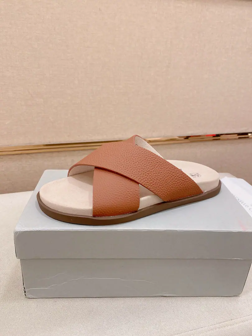 Plant prices: 【Cool.】Brunello Cucinelli BCMen's leisure men's sandals.｜This sandal is a swirling skin for the Italian import.｜The exterior of the shoe is plated with branded electrocution for the old processor.｜The buckles are scalding at will.｜You can handle it if you lose weight.｜The elastic rubber bubbles are so dense.｜It's not easy to deform.｜This sandal shoe is classic. It's never out of date.｜The personality of the outside world.logoAnd uniquely designed water-coated grooves.｜The luxury of the moment is blown up. Size: 38-44（45.46Do it.）