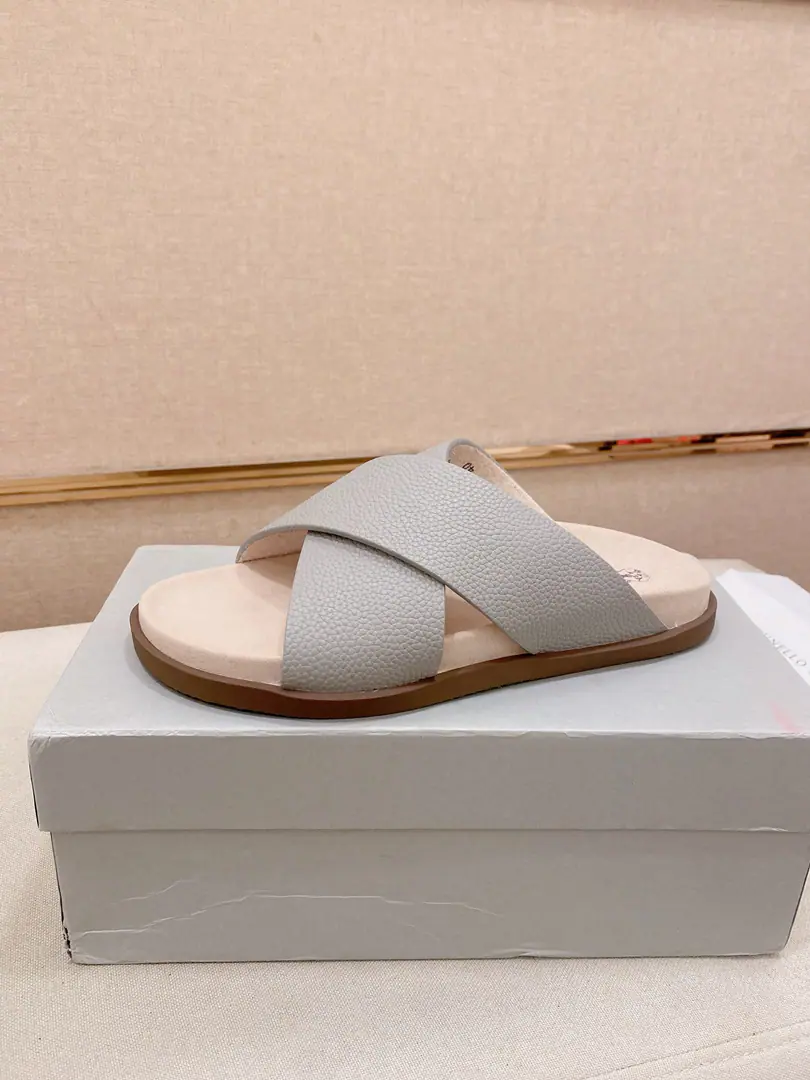 Plant prices: 【Cool.】Brunello Cucinelli BCMen's leisure men's sandals.｜This sandal is a swirling skin for the Italian import.｜The exterior of the shoe is plated with branded electrocution for the old processor.｜The buckles are scalding at will.｜You can handle it if you lose weight.｜The elastic rubber bubbles are so dense.｜It's not easy to deform.｜This sandal shoe is classic. It's never out of date.｜The personality of the outside world.logoAnd uniquely designed water-coated grooves.｜The luxury of the moment is blown up. Size: 38-44（45.46Do it.）