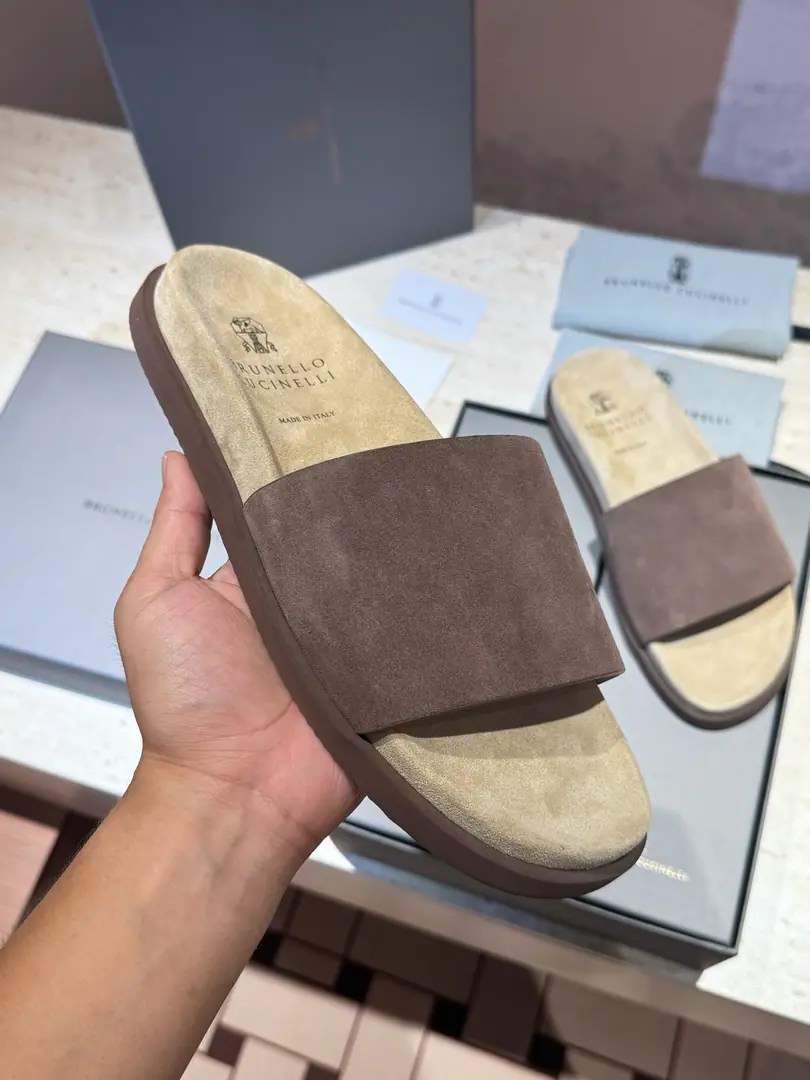 Brunello CucineliMen, leather slippers. The materials are beautiful.. Soft, skin-shoeed, wrapped-up designs that touch your feet., And with the most light. Combining the outer soles of micro-holed materials, Make your leisure time more comfortable.. Size:39-44(38.45Custom）