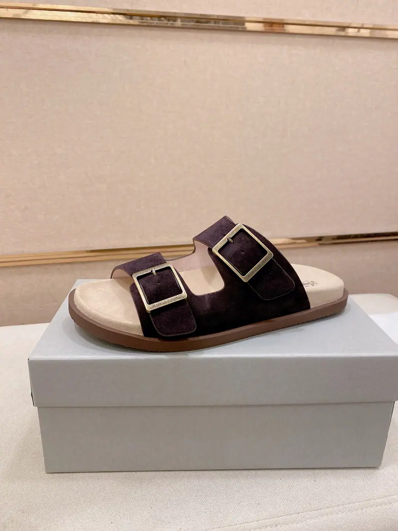 Plant prices: 【Cool.】Brunello Cucinelli BCMen's leisure men's sandals.｜This sandal is a swirling skin for the Italian import.｜The exterior of the shoe is plated with branded electrocution for the old processor.｜The buckles are scalding at will.｜You can handle it if you lose weight.｜The elastic rubber bubbles are so dense.｜It's not easy to deform.｜This sandal shoe is classic. It's never out of date.｜The personality of the outside world.logoAnd uniquely designed water-coated grooves.｜The luxury of the moment is blown up. Size: 38-44（45.46Do it.）